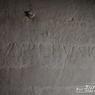 Napis wyryty przez więźnia na ścianie w budynku koszar w Forcie.
